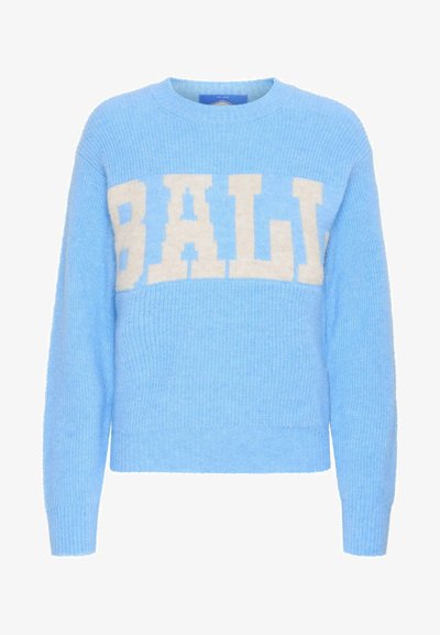 Nebesko modra pletena jopica s kremnim logotipom "BALI" čez prsi. Rebrasta tekstura na manšetah in obrobju, z okroglo ovratnikom.