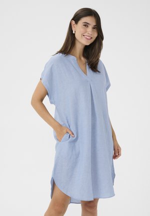 Helles blaues Leinenkleid mit kurzen Ärmeln, V-Ausschnitt, seitlichen Taschen und lockerer Passform. Mit abgerundetem Saum und Faltendetails auf der Vorderseite.