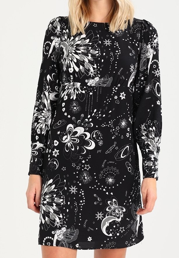Robe noire à manches longues avec des motifs célestes blancs et gris, incluant des étoiles, des planètes, des lunes et des motifs floraux abstraits.