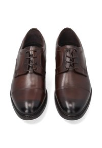 Braune Leder-Dressschuhe mit glatter Oberfläche, abgerundeter Zehenpartie, klassischem Schnürdesign und kontrastierenden, dunkleren Zehenkappen-Details.