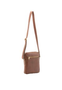 Borsa a tracolla in pelle marrone con forma rettangolare slim, tracolla regolabile, tasca zip frontale e dettagli in hardware color oro.