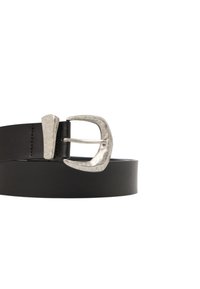Zwarte leren riem met een gestructureerde zilveren metalen gesp, uitgerust met een dubbele tangontwerp. Glad oppervlak met zichtbare stiksels langs de randen.