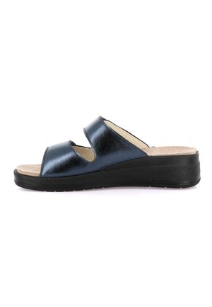 Sandalo nero open-toe tipo slide con due ampie fasce e suola imbottita con leggero tacco a zeppa.