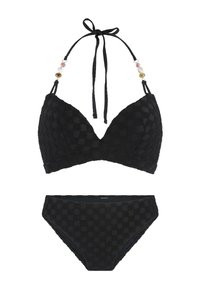 Černý bikiny set s texturovaným, tkaným vzorem. Vrchní díl má nastavitelné zavazování s korálkovými detaily; spodní díl má klasický střih se shodnou texturou.