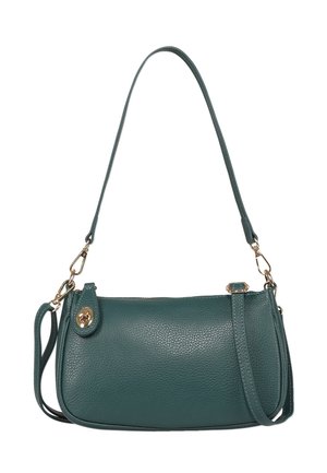 Schoudertas van teal leer met afneembare schouderriem, gouden draaisluiting en korrelige textuur, afgebeeld tegen een witte achtergrond.