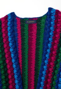 Cárdigan de ganchillo con rayas llamativas en rosa, verde, azul y púrpura. Diseño de punto abierto texturizado; la etiqueta dice "PIOMBO".