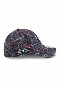 Schwarze Kappe mit einem Spritzmuster in Blau, Pink und Gelb. Enthält ein Etikett "Crucial Catch Intercept Cancer".