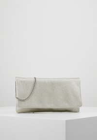 Clutch metallica argento con finitura in pelle texturizzata, forma rettangolare e tracolla. Design semplice con pattina pieghevole.