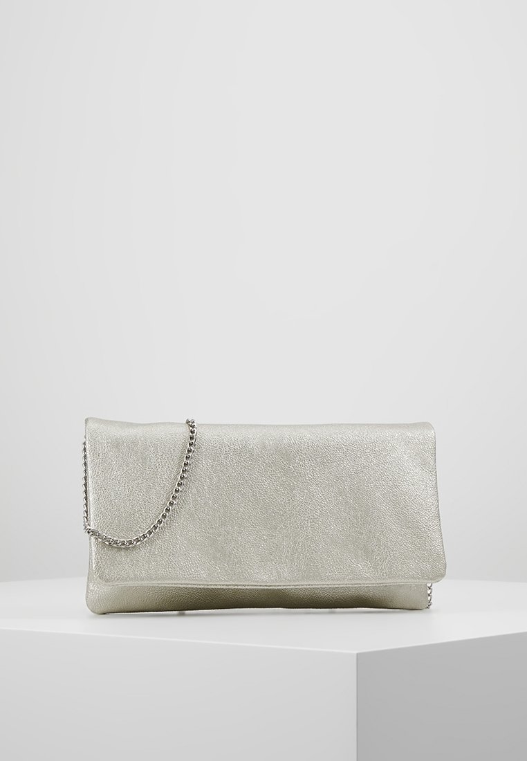 Clutch metallica argento con finitura in pelle texturizzata, forma rettangolare e tracolla. Design semplice con pattina pieghevole.