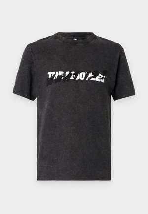 Zwarte katoenen t-shirt met een ronde hals, voorzien van een gedurfde, verouderde witte grafische print over de borst. Korte mouwen.