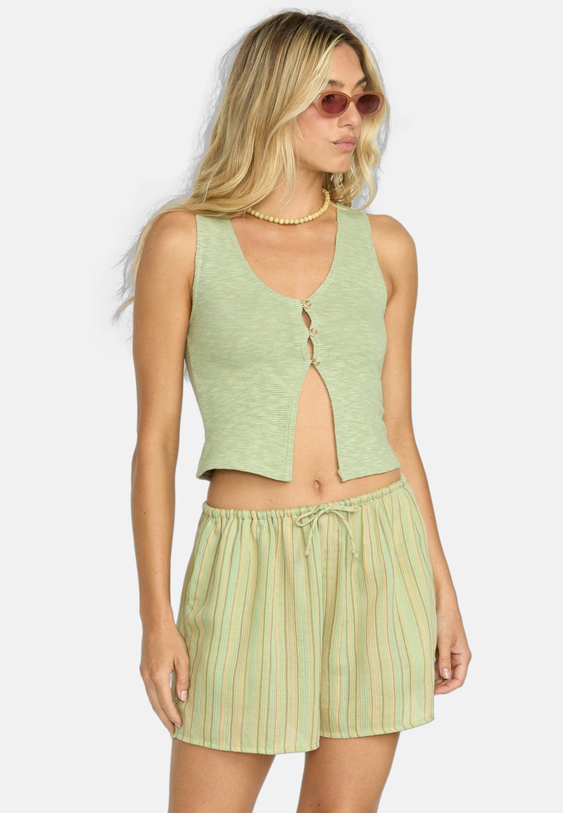 Top crop verde claro, com texturização em relevos, gola redonda e detalhes em botão. Combinado com calções verdes, largos e risquinhos, com um cós elástico.