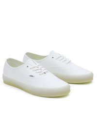 Witte canvas sneakers met een laag ontwerp, ronde neus en witte veters. Voorzien van doorzichtige rubberen zolen en Vans-branding op de zijkant.