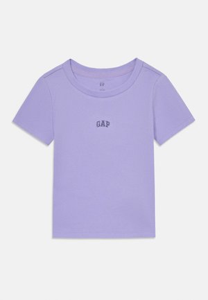 Korte mouwen geribbelde T-shirt in licht lavendel met een ronde halslijn en een klein "GAP" logo in het midden. Zachte textuur en getailleerd ontwerp.