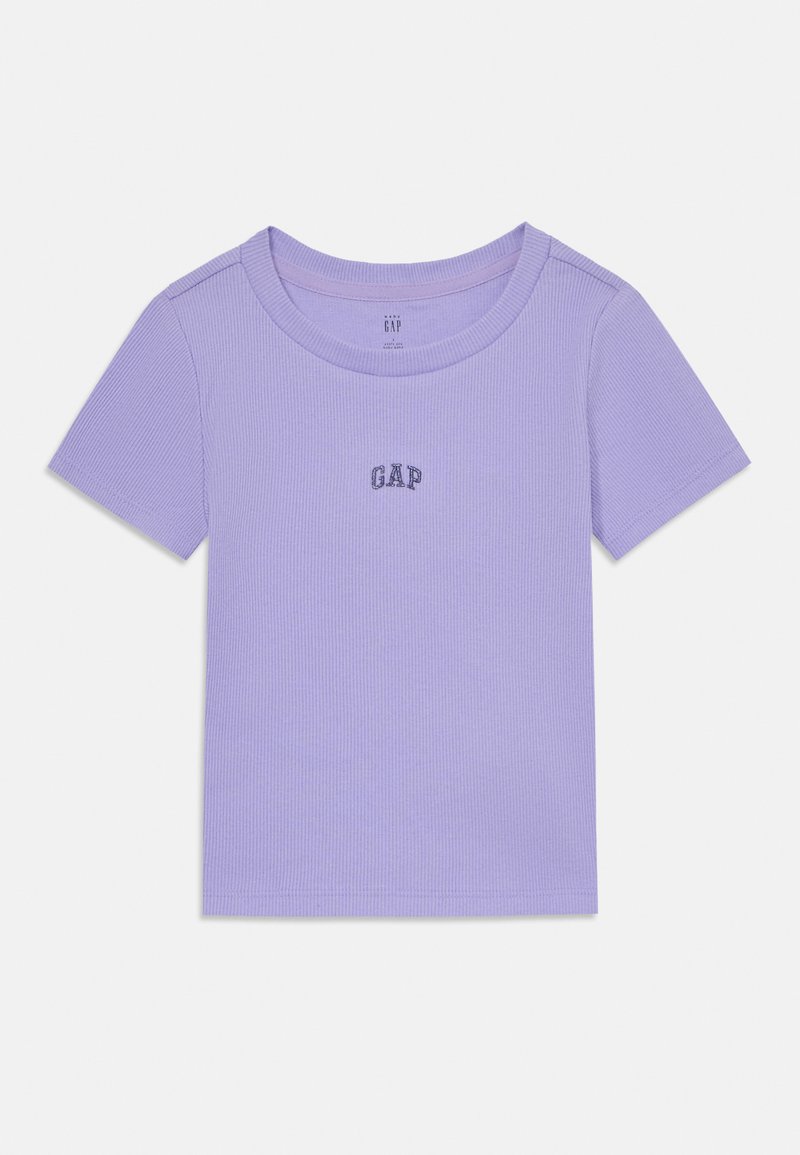 Kortermet ribbestrikket t-skjorte i lys lavendel med rund hals og en liten "GAP"-logo i midten. Myk tekstur og tettsittende design.