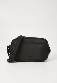 Sac bandoulière en nylon noir avec fermeture éclair, poche plate à l'avant et sangle texturée. Présente un petit logo sur l'avant.