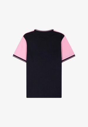 T-shirt noir avec manches courtes roses et fine bande noire sur les manches et le col, montré de dos.