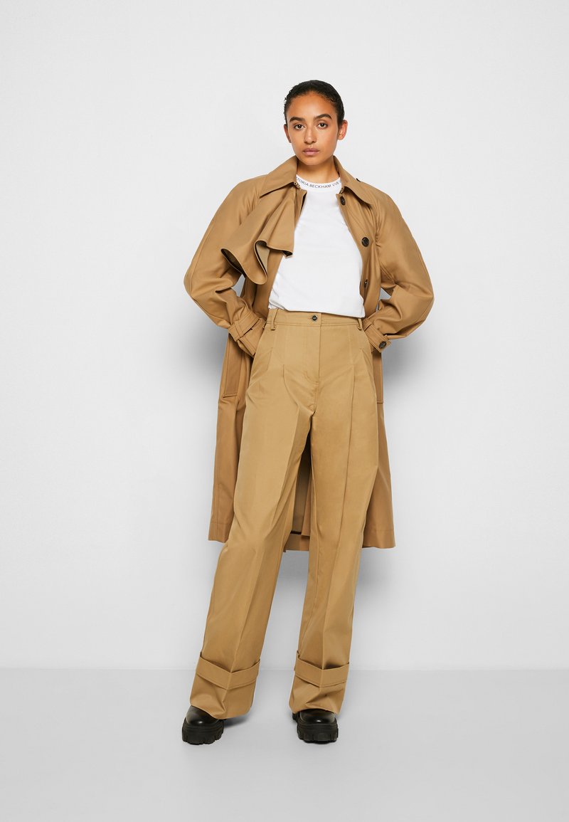 Damen Bekleidung | Victoria Victoria Beckham FLARED TROUSER Stoffhose sandstone/beige - FP57127 Damen Bekleidung | Victoria Victoria Beckham FLARED TROUSER Stoffhose sandstone/beige - FP57127