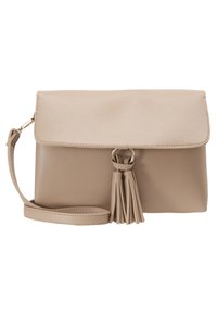 Borsa a tracolla in pelle beige con texture, chiusura a patta, dettaglio con nappe e tracolla regolabile. Presenta un accento in metallo davanti.