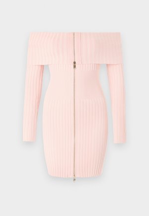 Bajusz nélküli rózsaszín bordázott ruha hosszú ujjal, elöl cipzárral és testhezálló fazonnal, mely kiemeli a függőleges csíkozott textúrát.