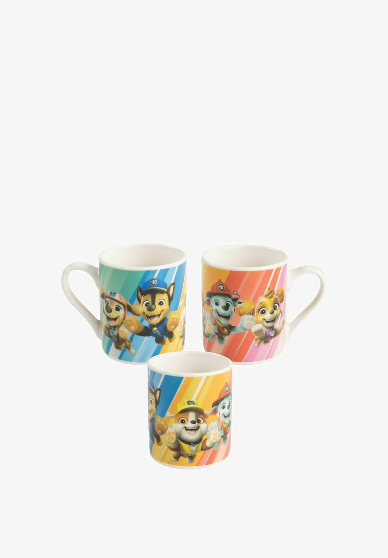 Set di tre tazze in ceramica con vivaci design di personaggi. Ogni tazza presenta un colore di sfondo distinto con strisce diagonali.
