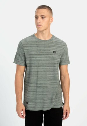 Grå og grøn stribet kortærmet t-shirt i blødt stof, rund halsudskæring, med et lille sort logo-patch på venstre bryst.