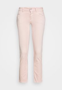 Jean rose clair, coupe ajustée, en denim doux. Comprend des poches avant, une fermeture par bouton métallique et fermeture éclair, ainsi que des détails cousus le long des coutures.