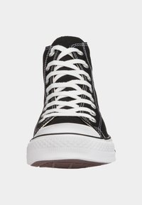 Svart canvas högskuren sneaker med vita snören, rund tå, gummisula och kontrasterande sömdetaljer. Minimalistisk design.