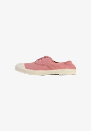 Sneaker rosa in tela con suola e punta in gomma bianche, vista laterale su sfondo bianco.