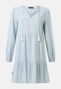 Robe à manches longues rayée bleu clair et blanc avec une jupe à volants et des liens à pompons au col en V, fabriquée en tissu texturé.