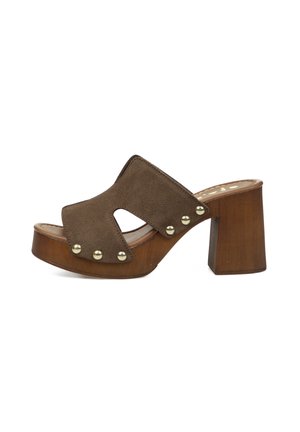Sandalia mule de ante marrón con diseño recortado, tachuelas metálicas redondas a lo largo de los lados, plataforma de madera y tacón ancho de bloque.