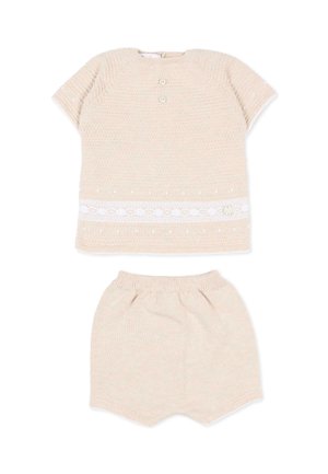 Haut beige en tricot à manches courtes avec deux boutons et détail en dentelle, associé à un short tricoté assorti avec taille élastique pour bébé.