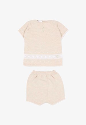 Haut beige en tricot à manches courtes avec deux boutons et détail en dentelle, associé à un short tricoté assorti avec taille élastique pour bébé.