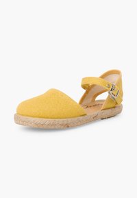 Sandale espadrille en tissu jaune avec bout fermé arrondi, bride de cheville avec boucle argentée et semelle en jute tressée.