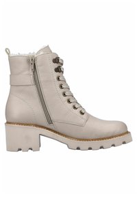 Bottines en cuir beige avec une finition texturée, un laçage sur le devant, une fermeture éclair sur le côté et une semelle épaisse crantée pour une meilleure adhérence.