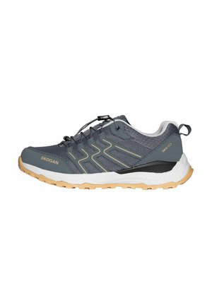 Zapato de senderismo en gris y beige con parte superior de malla, cierre de cordón negro, suela texturizada y tira en el talón para uso exterior.