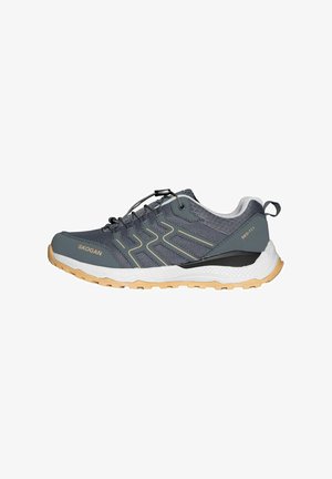 Zapato de senderismo en gris y beige con parte superior de malla, cierre de cordón negro, suela texturizada y tira en el talón para uso exterior.