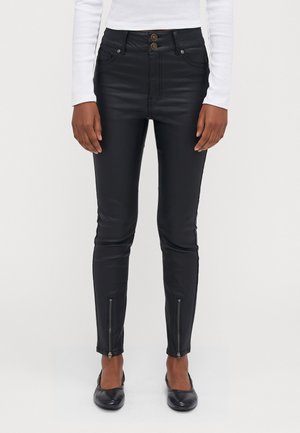 Zwarte faux leren broek met een hoge taille, dubbele knoopsluiting, voorzakken en ritsen bij de enkels. Glad oppervlak en aansluitend ontwerp.