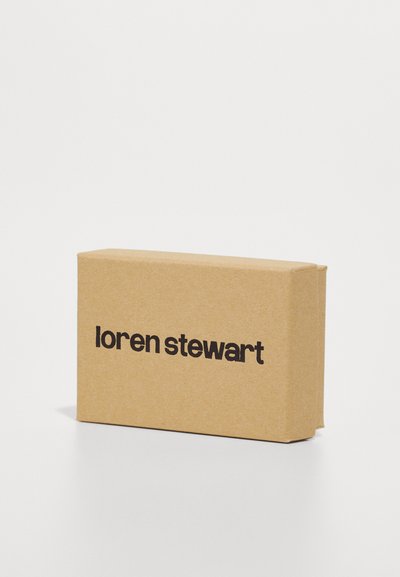 Pruun pappkarp sileda tekstuuriga, mille esifacial on julged mustad tähed "loren stewart". Ristkülikukujuline kuju puhaste servadega.