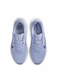 Zapatillas deportivas de color púrpura claro con parte superior de malla, suela blanca y acentos morados. Las características incluyen cordones, logo y textura tejida.