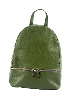 Sac à dos en cuir vert de forme arrondie, surface texturée, poche à double zip à l'avant et deux poignées supérieures.