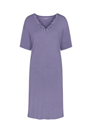 Nocna koszula z dekoltem w szpic w jasnym fioletowym kolorze, z krótkimi rękawami i koronkową lamówką wzdłuż linii dekoltu, wykonana z miękkiego, gładkiego materiału.