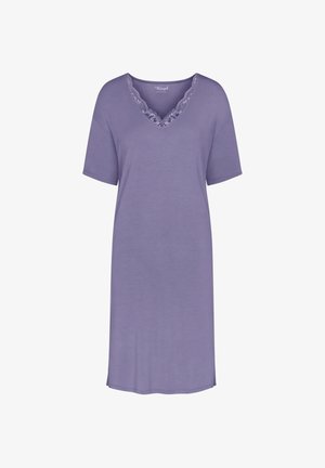 Nocna koszula z dekoltem w szpic w jasnym fioletowym kolorze, z krótkimi rękawami i koronkową lamówką wzdłuż linii dekoltu, wykonana z miękkiego, gładkiego materiału.