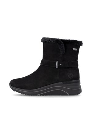 Schwarzer Winterstiefel bis zur Mitte der Wade mit Kunstfellfutter, einem Riemen mit Schnallendetail und einer dicken, profilierten Gummisohle.