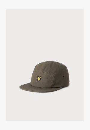 Casquette cinq panneaux vert olive avec une visière plate et un petit logo d'oiseau jaune brodé sur le panneau avant.