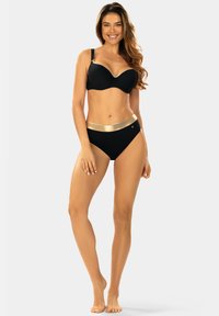 Czarny zestaw bikini z usztywnianym biustonoszem i majtkami z wysokim stanem. Złote akcenty na pasku oraz wykończeniu miseczek dodają wizualnego zainteresowania.