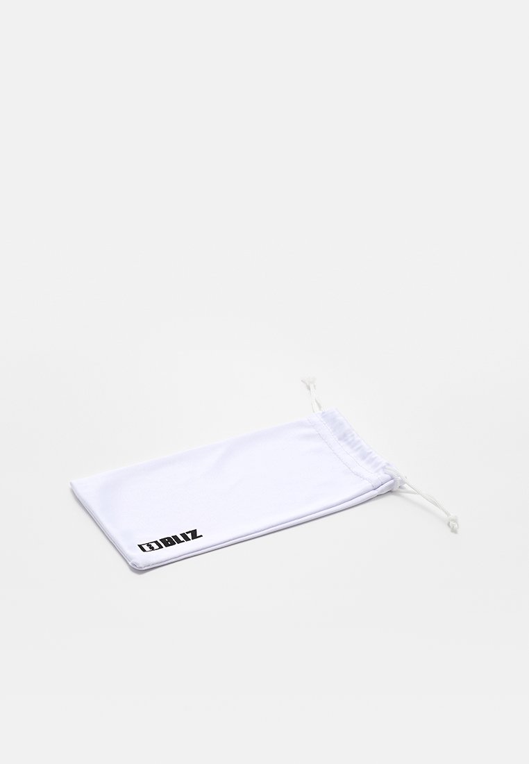 Weißer Kordelzugbeutel liegt flach mit dem schwarzen "BLITZ"-Logo in einer Ecke, auf einem schlichten weißen Hintergrund.