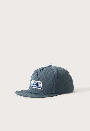 Mørkeblå Patagonia baseballkasket med flad skygge og rektangulært logopatch med bjergmotiv på frontpanelet.