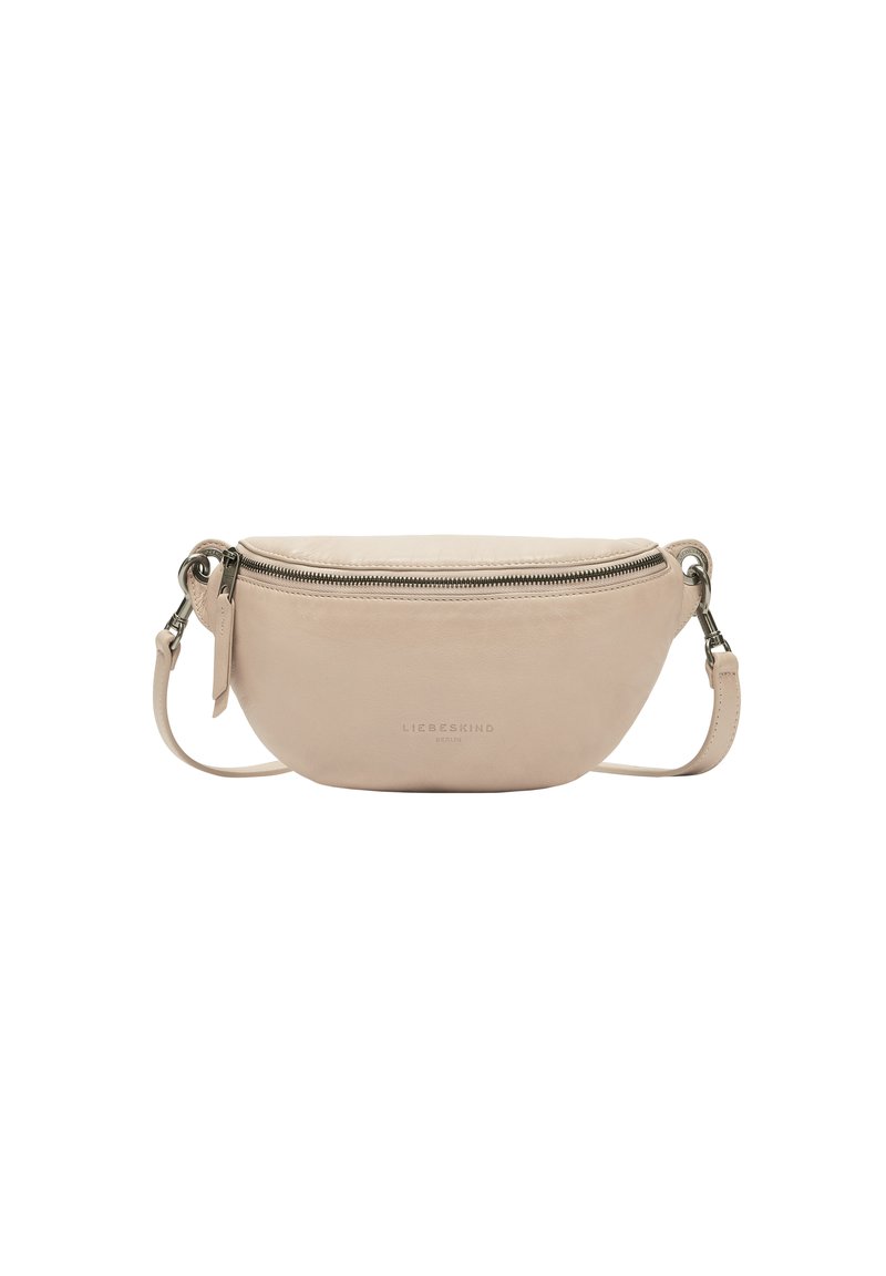 Bolso de piel beige tipo bandolera con forma redondeada, cierre de cremallera en la parte superior y correa ajustable. Incluye un sutil logo en la parte frontal.