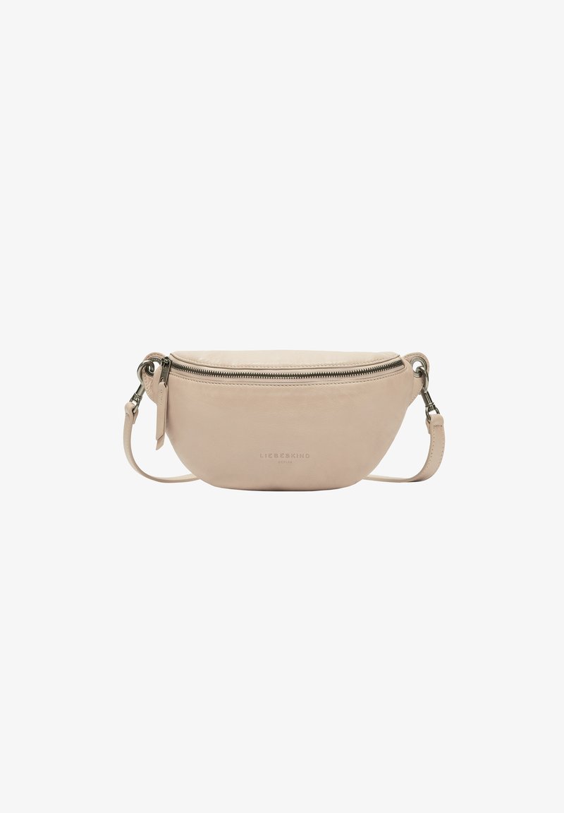 Bolso de piel beige tipo bandolera con forma redondeada, cierre de cremallera en la parte superior y correa ajustable. Incluye un sutil logo en la parte frontal.