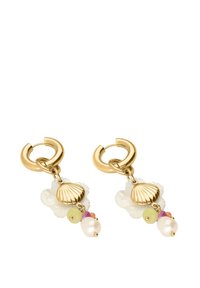 Goldene Creolen mit einem Muscheldesign, weißen Blumenakzenten und bunten Perlen, darunter grüne, rosa und weiße Perlendetails.
